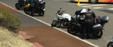 バイクを駐輪する