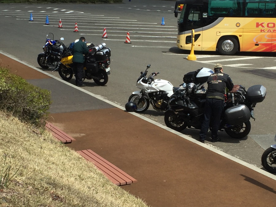 バイクを駐輪する